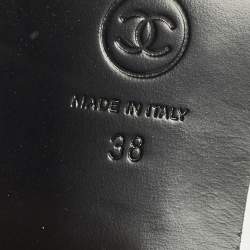 Pre Owned حذاء بوت للكاحل شانيل جلد براءات اختراع أسود مزين بشعار الماركة سي سي مقاس 40