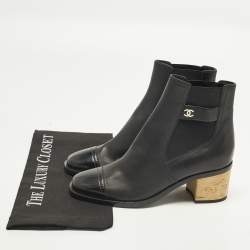 Pre Owned حذاء بوت للكاحل شانيل جلد براءات اختراع أسود مزين بشعار الماركة سي سي مقاس 40