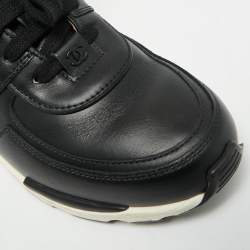 مملوكة مسبق ًا حذاء رياضي شانيل جلد أسود/أبيض سي سي برباط مقاس 39