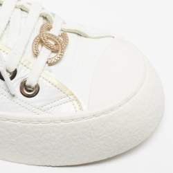 مملوكة مسبقًا حذاء رياضي شانيل جلد منخفظ من أعلى بمشابك CC مقاس 36