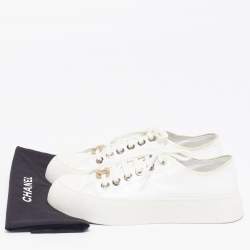 مملوكة مسبقًا حذاء رياضي شانيل جلد منخفظ من أعلى بمشابك CC مقاس 36