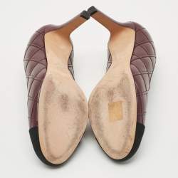 مملوكة مسبقًا Chanel CC Size 39 Burgundy/Black Quilted Leather Logo Cap Toe Pumps