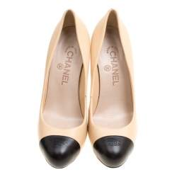 مملوكة مسبقًا حذاء كعب عالي شانيل غطاء مقدمة لامع أسود وجلد بيج مقاس 37