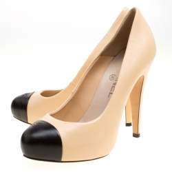 مملوكة مسبقًا حذاء كعب عالي شانيل غطاء مقدمة لامع أسود وجلد بيج مقاس 37