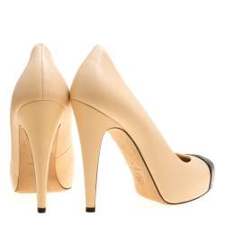 مملوكة مسبقًا حذاء كعب عالي شانيل غطاء مقدمة لامع أسود وجلد بيج مقاس 37