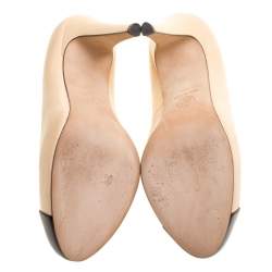 مملوكة مسبقًا حذاء كعب عالي شانيل غطاء مقدمة لامع أسود وجلد بيج مقاس 37