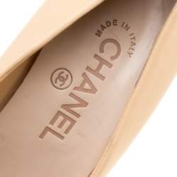 مملوكة مسبقًا حذاء كعب عالي شانيل غطاء مقدمة لامع أسود وجلد بيج مقاس 37