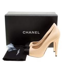 مملوكة مسبقًا حذاء كعب عالي شانيل غطاء مقدمة لامع أسود وجلد بيج مقاس 37