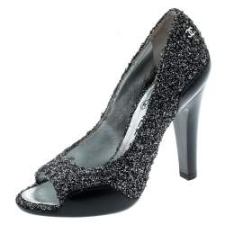 مملوكة مسبقًا حذاء كعب عالي شانيل مقدمة مفتوحة CC جلد أسود وقماش منقوش فضي ميتالك مقاس 36