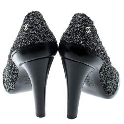 مملوكة مسبقًا حذاء كعب عالي شانيل مقدمة مفتوحة CC جلد أسود وقماش منقوش فضي ميتالك مقاس 36