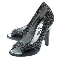 مملوكة مسبقًا حذاء كعب عالي شانيل مقدمة مفتوحة CC جلد أسود وقماش منقوش فضي ميتالك مقاس 36