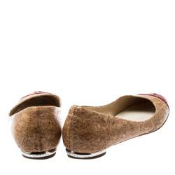 مملوكة مسبقًا حذاء فلات باليه شانيل غطاء مقدمة CC جلد لامع أحمر وفيلين بيج مقاس 38