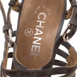 Pre Owned صندل شانيل سيور كعب فيلين مزخرف سلسلة سويدي رمادي مقاس 39