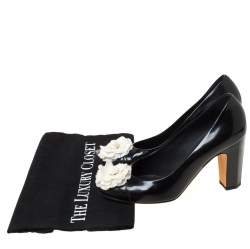 مملوكة مسبقًا Chanel Black/White Leather Camellia Cap Toe Pumps Size 38