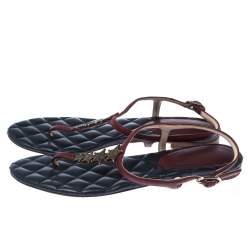 Pre Owned صندل أصبع فلات شانيل CC نجمة شعار الماركة سير حرف T جلد أحمر مقاس 38