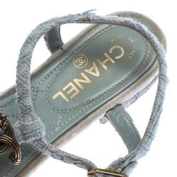 Pre Owned صندل بإصبع شانيل CC قماش تويد أزرق فاتح مقاس 37.5