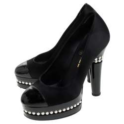 Pre Owned حذاء كعب عالي شانيل نعل سميك لؤلؤ غطاء مقدمة جلد لامع وساتان أسود مقاس 35.5