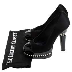 Pre Owned حذاء كعب عالي شانيل نعل سميك لؤلؤ غطاء مقدمة جلد لامع وساتان أسود مقاس 35.5