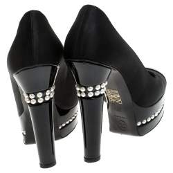 Pre Owned حذاء كعب عالي شانيل نعل سميك لؤلؤ غطاء مقدمة جلد لامع وساتان أسود مقاس 35.5