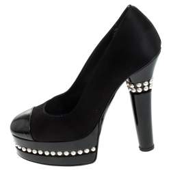 Pre Owned حذاء كعب عالي شانيل نعل سميك لؤلؤ غطاء مقدمة جلد لامع وساتان أسود مقاس 35.5