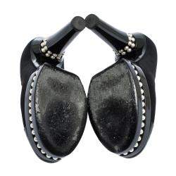 Pre Owned حذاء كعب عالي شانيل نعل سميك لؤلؤ غطاء مقدمة جلد لامع وساتان أسود مقاس 35.5