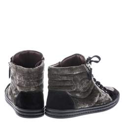 Pre Owned حذاء رياضي شانيل CC مرتفع من أعلى مشد سحاب مزدوج قطيفة و سويدي أخضر و أسود مقاس 37