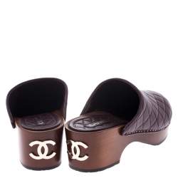 Pre Owned حذاء كلوغ شانيل نعل سميك خشبي كاميليا  CC جلد مبطن عنابي مقاس 38