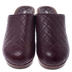 Pre Owned حذاء كلوغ شانيل نعل سميك خشبي كاميليا  CC جلد مبطن عنابي مقاس 38