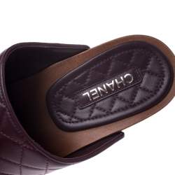 Pre Owned حذاء كلوغ شانيل نعل سميك خشبي كاميليا  CC جلد مبطن عنابي مقاس 38