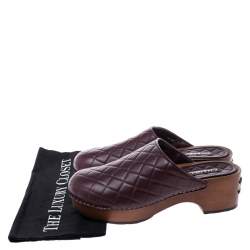 Pre Owned حذاء كلوغ شانيل نعل سميك خشبي كاميليا  CC جلد مبطن عنابي مقاس 38