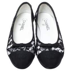 مملوكة مسبقًا حذاء فلات باليه شانيل غطاء مقدمة الغروغران CC دانتيل أسود وأبيض مقاس 39