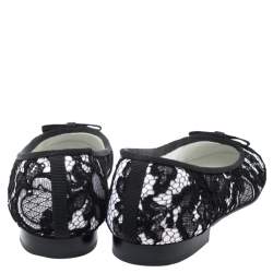 مملوكة مسبقًا حذاء فلات باليه شانيل غطاء مقدمة الغروغران CC دانتيل أسود وأبيض مقاس 39