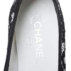 مملوكة مسبقًا حذاء فلات باليه شانيل غطاء مقدمة الغروغران CC دانتيل أسود وأبيض مقاس 39