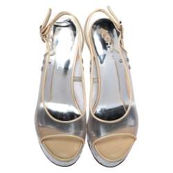 مملوكة مسبقًا صندل شانيل فتحة كعب مقدمة مفتوحة كعب روكي منقوش فضي ميتالك PVC مقاس 38