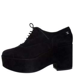 مملوكة مسبقًا حذاء أوكسفورد شانيل CC رباط نعل سميك سويدي أسود مقاس 40.5