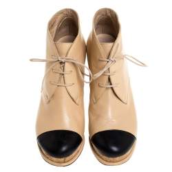 مملوكة مسبقًا بوت شانيل CC جلد بيج/أسود غطاء مقدمة مقاس 37