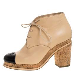 مملوكة مسبقًا بوت شانيل CC جلد بيج/أسود غطاء مقدمة مقاس 37