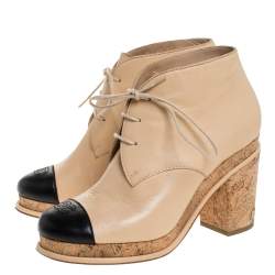 مملوكة مسبقًا بوت شانيل CC جلد بيج/أسود غطاء مقدمة مقاس 37