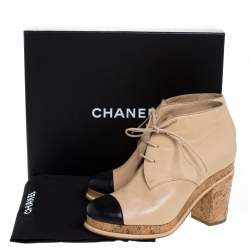 مملوكة مسبقًا بوت شانيل CC جلد بيج/أسود غطاء مقدمة مقاس 37