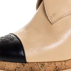 مملوكة مسبقًا بوت شانيل CC جلد بيج/أسود غطاء مقدمة مقاس 37