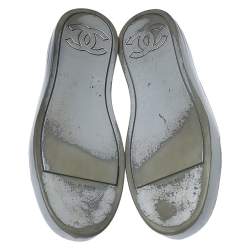 مملوكة مسبقًا حذاء رياضي شانيل مطاط وجلد فضي/ أبيض  CC غطاء مقدمة مقاس 38