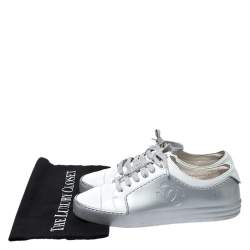 مملوكة مسبقًا حذاء رياضي شانيل مطاط وجلد فضي/ أبيض  CC غطاء مقدمة مقاس 38