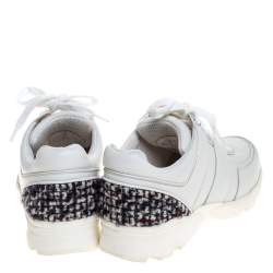 Pre Owned حذاء رياضي شانيل جلد أبيض وتويد CC عنق منخفض مقاس 36.5