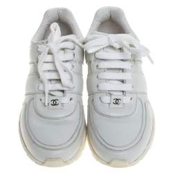Pre Owned حذاء رياضي شانيل جلد أبيض وتويد CC عنق منخفض مقاس 36.5