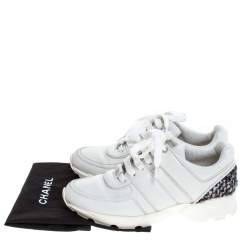 Pre Owned حذاء رياضي شانيل جلد أبيض وتويد CC عنق منخفض مقاس 36.5