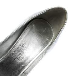 Pre Owned حذاء كعب عالي شانيل مزين شعار الماركة مقدمة مفتوحة جلد ثعبان فضي مقاس 37