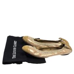 مملوكة مسبقًا Chanel Iridescent Gold Fabric And Suede Scrunch CC Cap Toe Ballet Flats Size 39