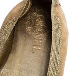 مملوكة مسبقًا Chanel Iridescent Gold Fabric And Suede Scrunch CC Cap Toe Ballet Flats Size 39