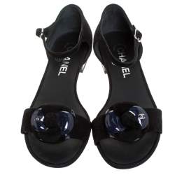 Pre Owned صندل فلات شانيل CC وردة كاميليا سير كاحل سويدي و جلد لامع أسود و بنفسجي مقاس 36.5