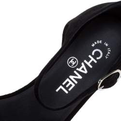 Pre Owned صندل فلات شانيل CC وردة كاميليا سير كاحل سويدي و جلد لامع أسود و بنفسجي مقاس 36.5